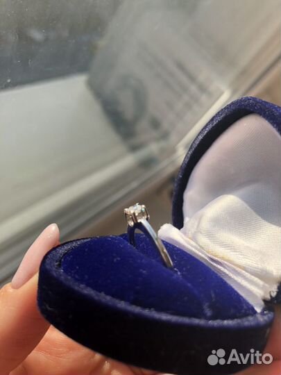 Кольцо из белого золота с бриллиантом