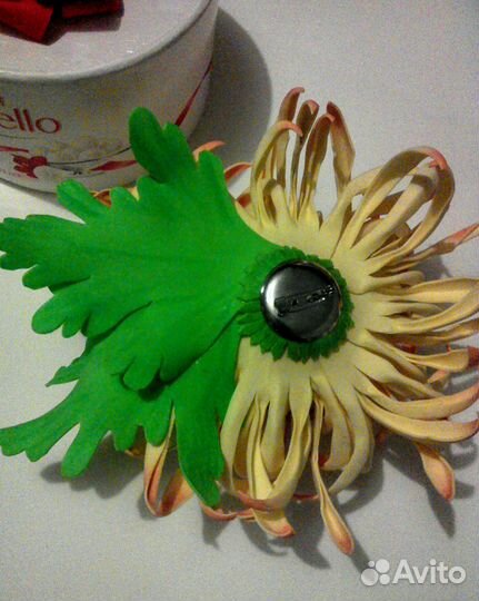 Брошь,хризантема