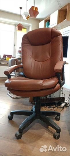 Офисное кожаное кресло
