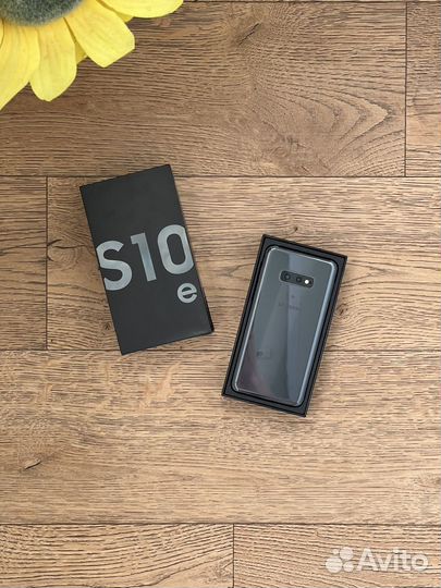 Смартфон Samsung Galaxy S10e 6/128