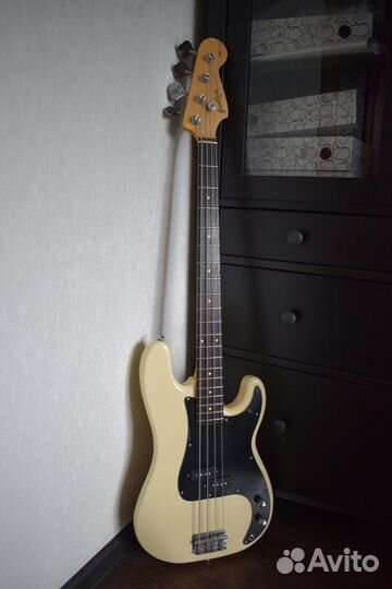 Бас гитара Grass Roots Precision Bass