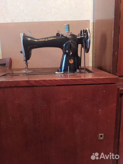 Швейная машина Подольск ножная с тумбой