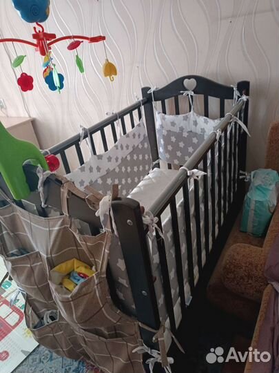 Детская кроватка с маятником