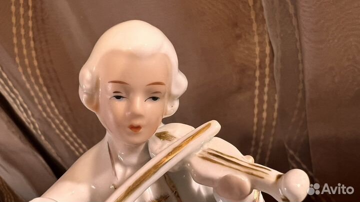 Статуэтка фарфоровая 