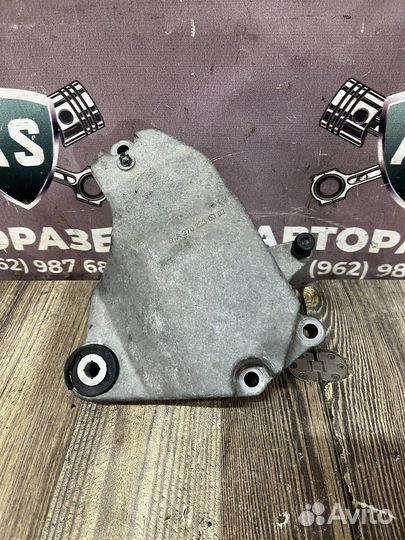 Mercedes GLA M270 E20 Кронштейн двигателя правый