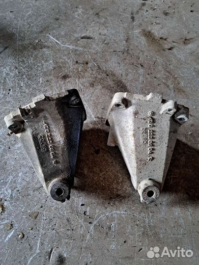 Кронштейн двигателя Mercedes W140