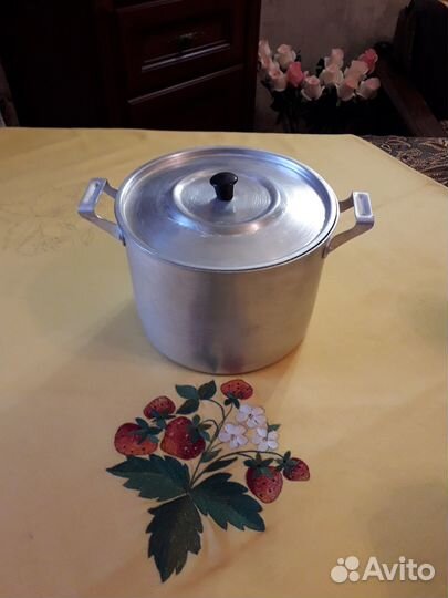 Кастрюли и другая посуда из нержавеющей стали