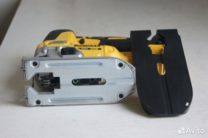 Лобзик аккумуляторный Dewalt DCS334 20V XR Мексика