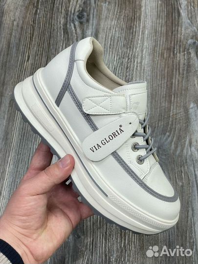 Кроссовки женские