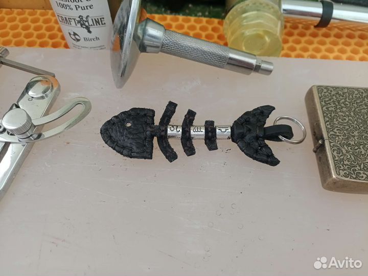 Кожаный брелок - скелет рыбы с бусинами