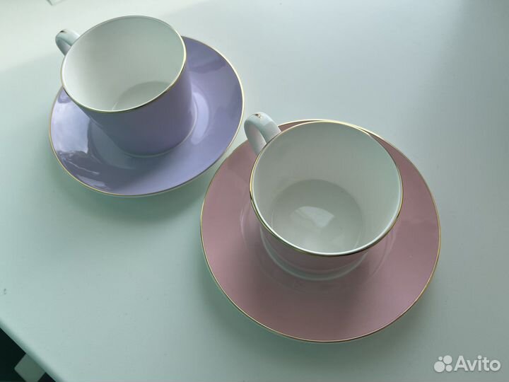 Фарфоровые чашки и блюдца