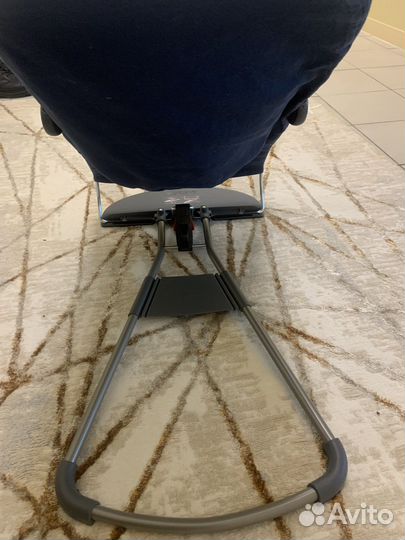 Шезлонг babybjorn с игрушкой