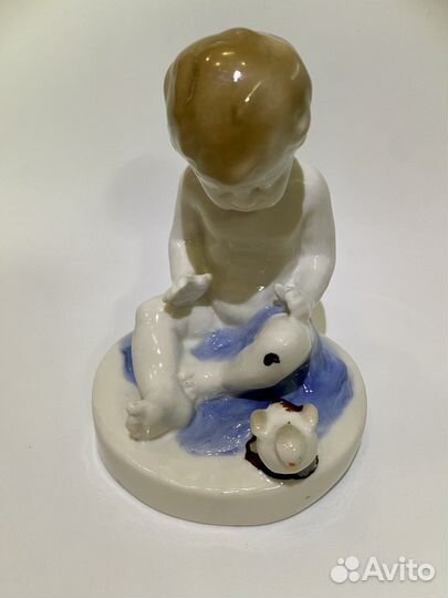 Сатуэтка мальчик с птенцом цыпленком