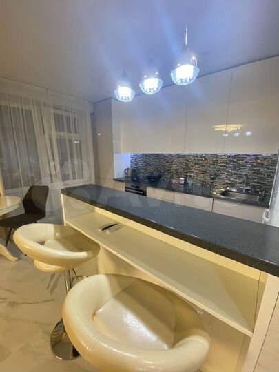 Доля в 2-к. квартире, 79 м², 1/9 эт.