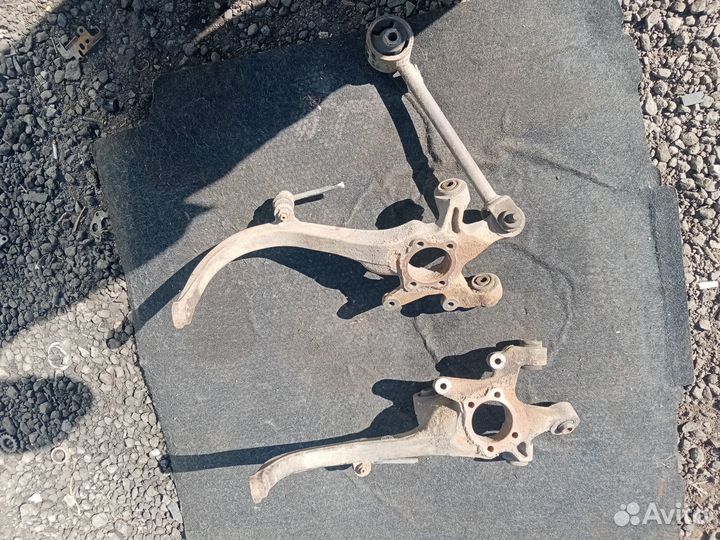 Кулак задний на Шевроле Эванда 2006г