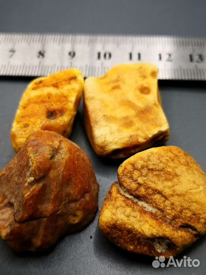 Четыре самородка янтаря желтого цвета