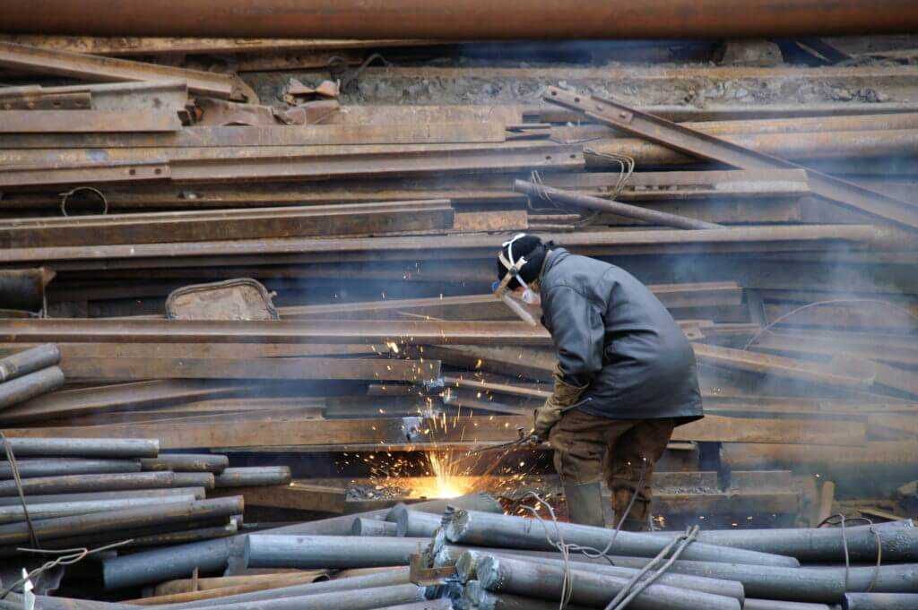 Демонтаж металлоконструкций. Демонтаж металлических листов. Газорезка металлолома. Резка трубы болгаркой. Демонтаж металлических конструкций.