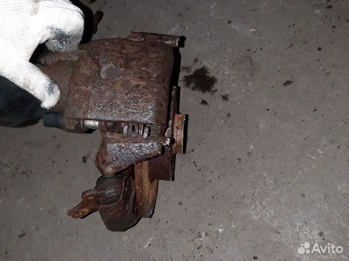 Фольваген golf 3 суппорта передний