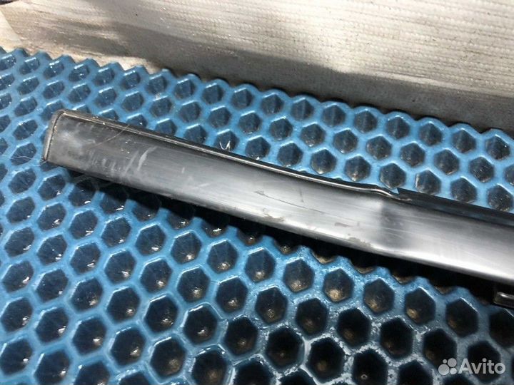 Уплотнитель стекла передний правый R Nissan Juke