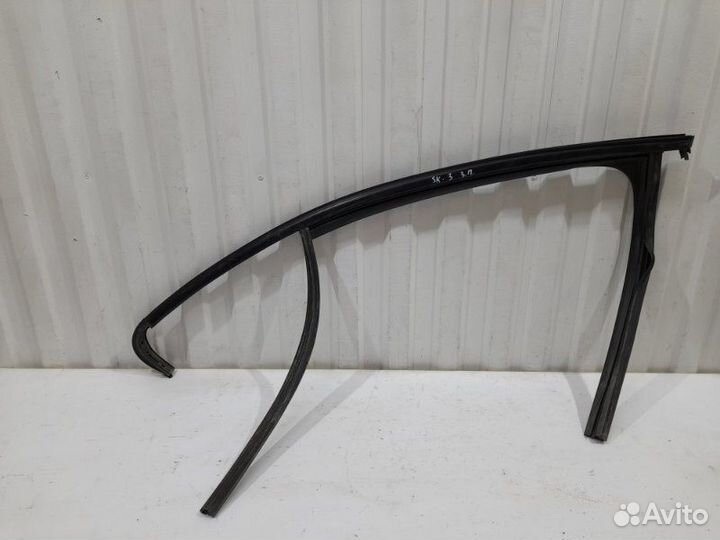 Уплотнитель стекла двери задний правый Skoda