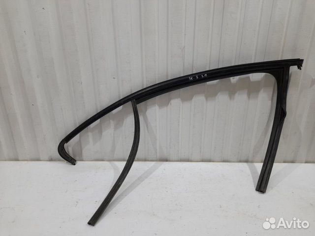 Уплотнитель стекла двери задний правый Skoda