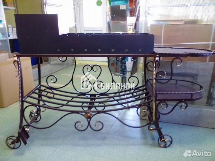 Кованый мангал на колесах с подказанником и полкой