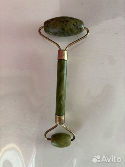 Нефритовый роликовый массажер для лица