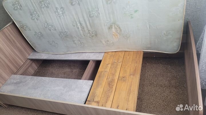 Кровать с матрасом