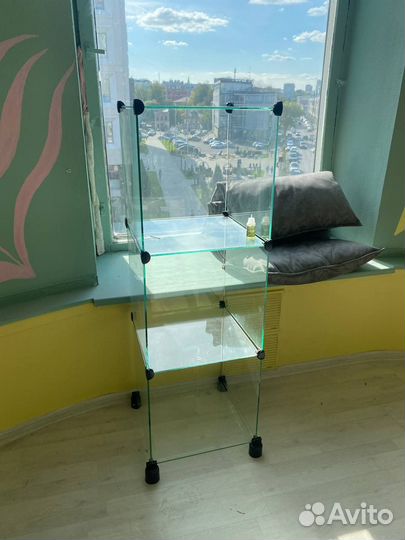 Стеллаж стеклянный