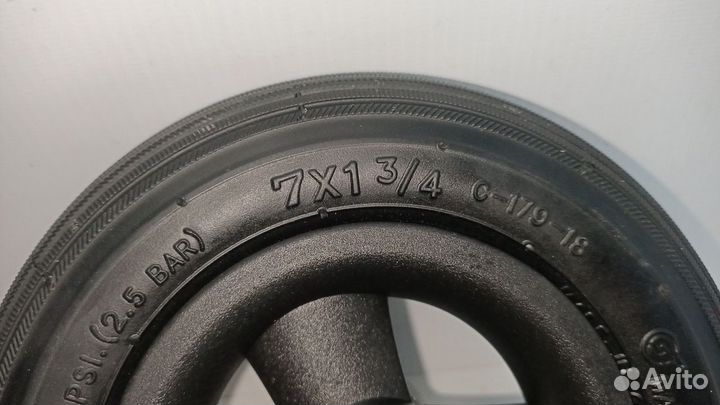 Переднее пневматическое колесо для инвалидной кол