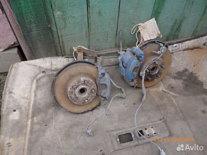 Передние ступицы тойота авенсис 2000г. в сборе