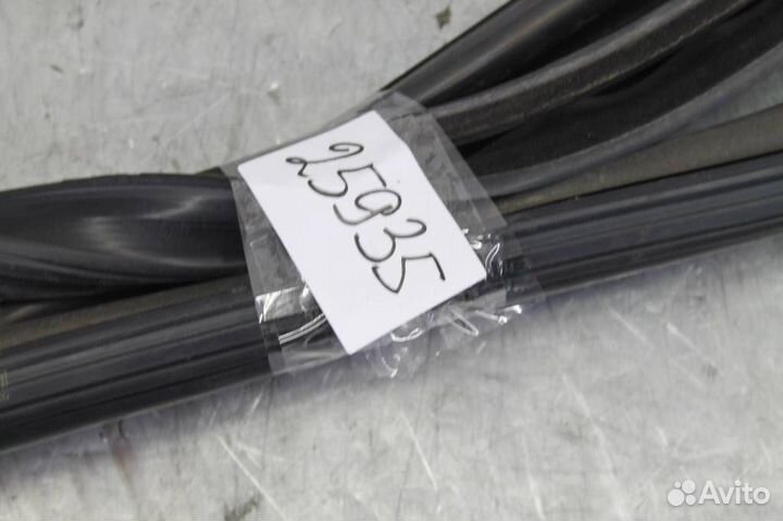 Уплотнитель стекла двери передней правой Renault