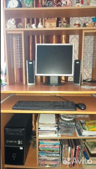 Продам компьютерный стол,монитор,системник,клавиат