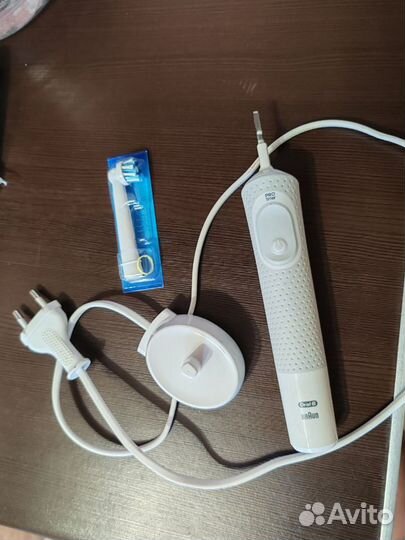 Электрическая зубная щетка oral b