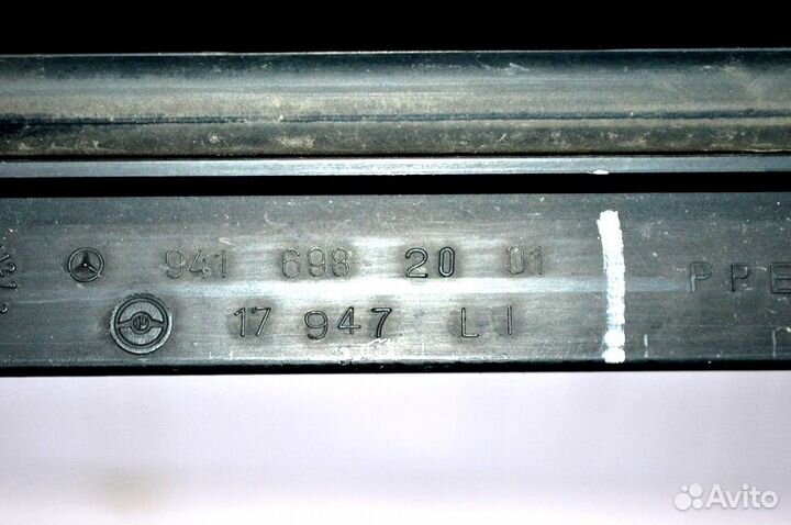 Пластиковая накладка под лобовым стеклом левая час