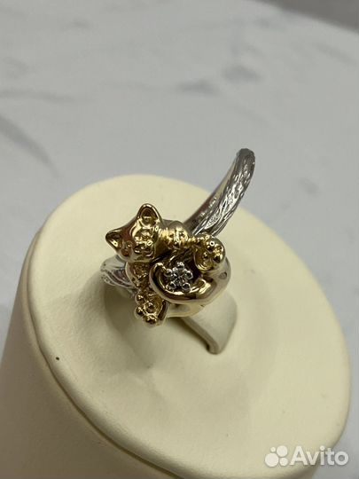 Золотое кольцо с бриллиантом