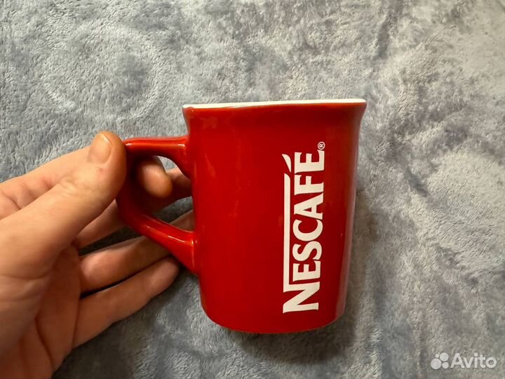 Красная кружка nescafe и сахарница