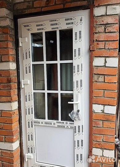 Двери пластиковые с многозапорным замком