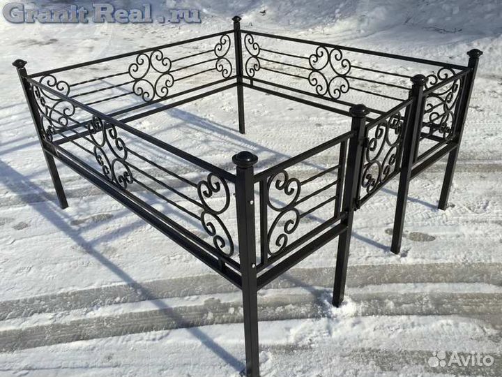 Оградки на кладбище, скамейки, лавочки