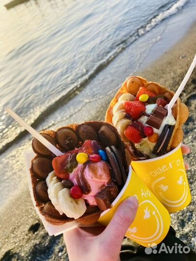 Продавец в павильон Гонконгские вафли, напитки