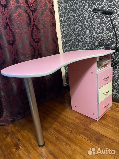 Маникюрный стол