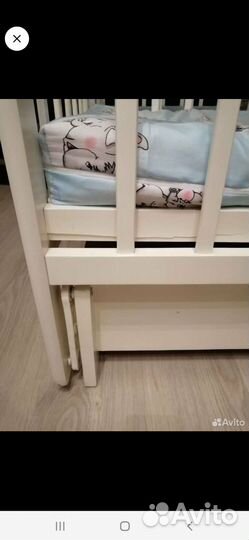 Детская кроватка с маятником и ящиком