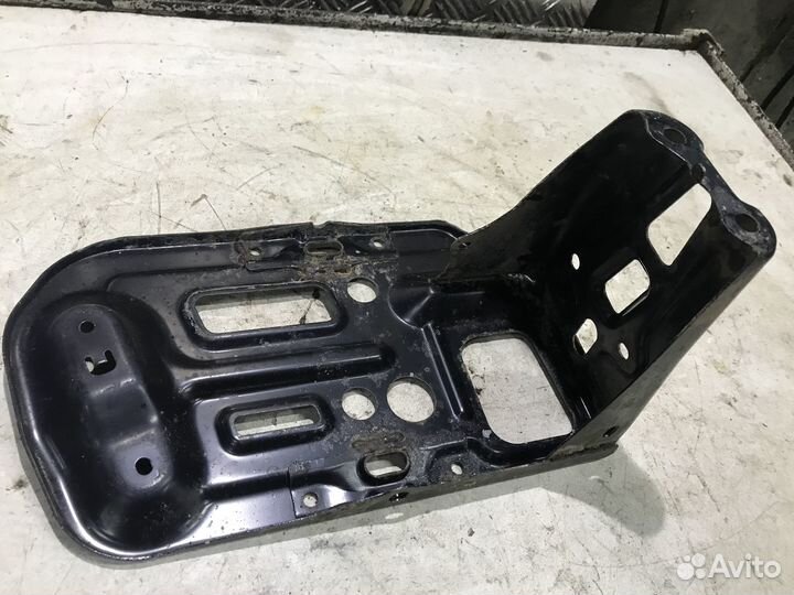 Крепление аккумулятора Toyota RAV 4