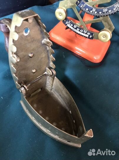 Старинные весы и утюг для кружева Германия