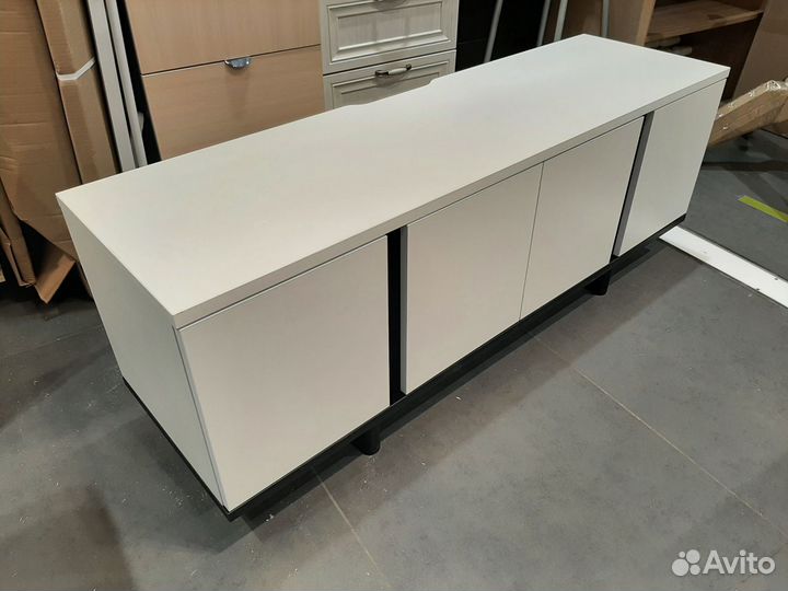 Тумба тв 1,36 м белая на ножках