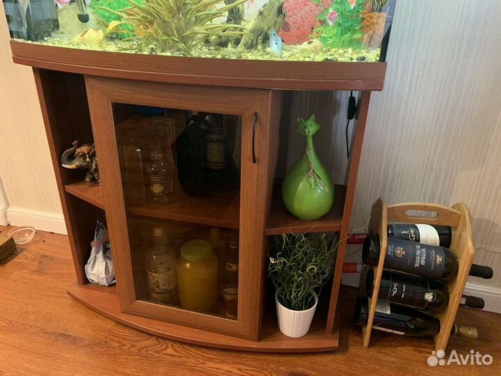 Аквариум с рыбками и тумбой