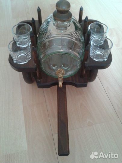 Бочонок из стекла на деревянной подставке