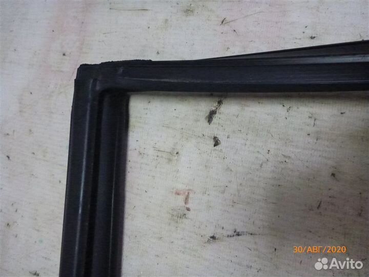 Уплотнительная резинка стекла задняя левая Honda
