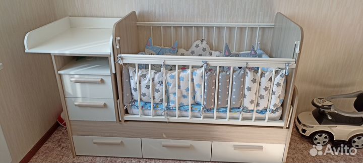 Детская кроватка с маятником и комодом