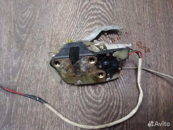 Замок двери передний левый Toyota Carina AT211 2CT